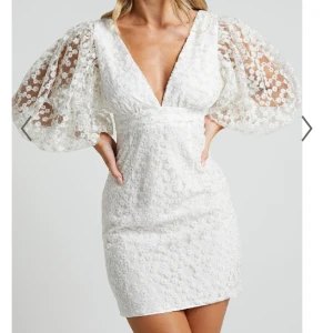 Studentklänning  - Ny med tag kvar. Köpt till studenten men var för stor💖 Köpt på Showpo för ca 900kr + frakt och tull