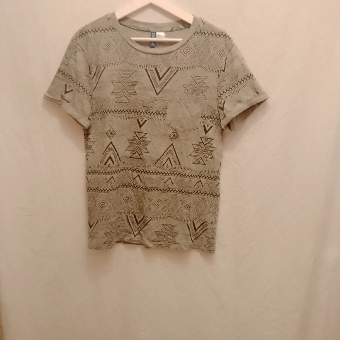 Ljusgrå t-shirt med mönster