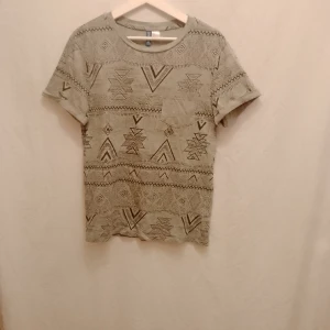 Ljusgrå t-shirt med mönster - Toppen skick, använd kanske nångång. Storlek S.