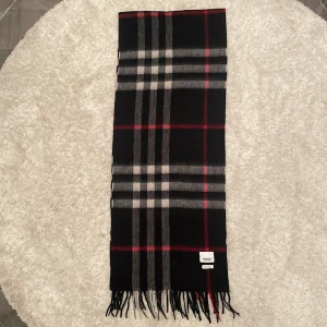 Burberry Halsduk - Säljer en svart Burberry halsduk. Priset kan diskuteras.