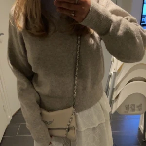 Stickad tröja - Säljer denna stickade beigea tröja från & Other stories i strl M tror jag. Nypris: 600. Knappt använd men blivit lite halvnopprig, kom PM för bild. Frakt ingår ej