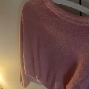 Säljer denna jätte fina rosa tröja. Säljer för kommer inte till användning längre🩷