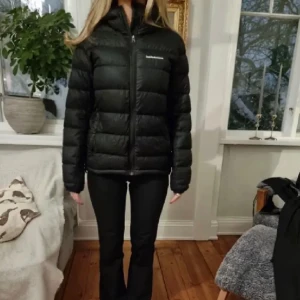 Peak performance jacka  - Svart peak performance jacka varm och skön inför vintern☃️