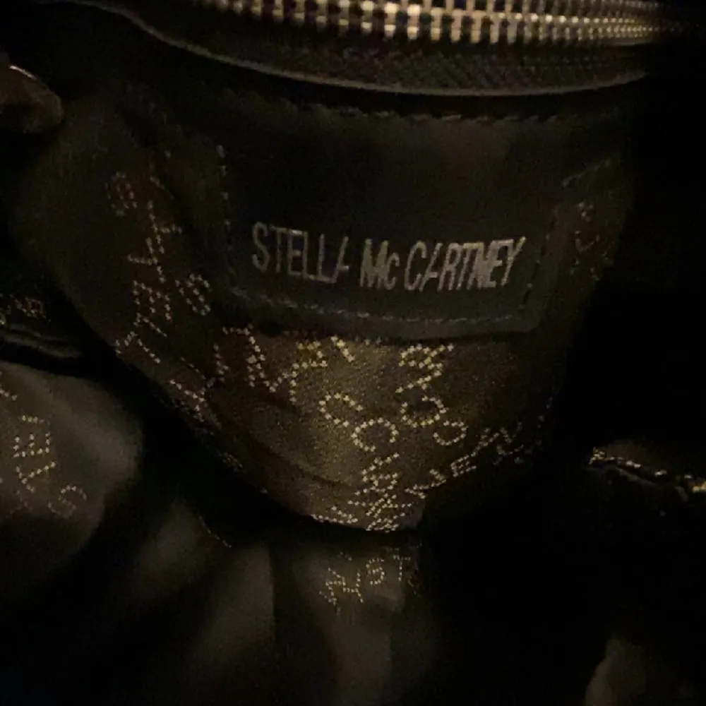 En jättefin Stella McCartney väska (kopia) ser helt ny ut. 💕. Väskor.