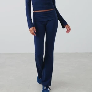 Yoga pants - Gina tricot low yoga pants, köpte fel storlek det är endast därför jag säljer. De är i väldigt bra skick 