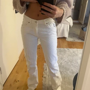 Low straight jeans från Bik bok  - Low straight/ lågmidjade  raka jeans från Bik bok. W 27 L 32, perfekt för mig som är 165 skulle kunna passa längre. Hör av dig om du är intresserad. Pris kan diskuteras☺️