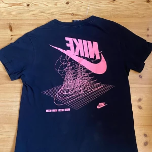 Nike t-shirt - En unik nike t-shirt med tryck på ryggen🩷köpt för 600kr för ungefär 2 år sen men aldrig riktigt kommit till användning,  pris kan diskuteras💘