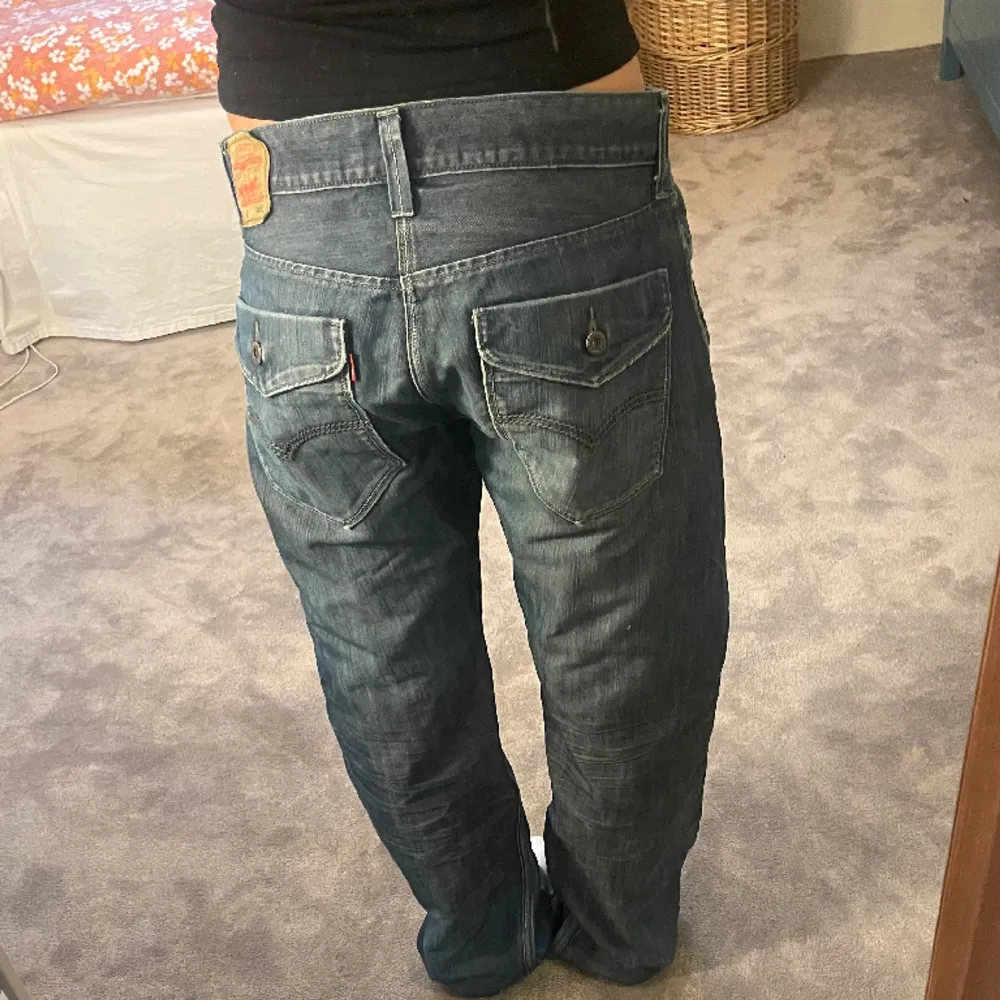 Baggy Levis jeans med midjemått: 44cm och innerbenslängd: 80cm 🪩 supercoola fickor 🎀. Jeans & Byxor.