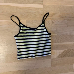 randigt linne  - obs!! det ganska kort 