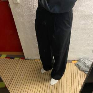 Weekday uno Loose suit trousers kostymbyxor Goa men säljer då jag inte använder dem mera strl 48 183 cm