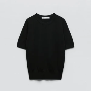 Zara stickad t-shirt  - Säljer min stickade tröja från Zara. Har använd tröjan ca 4 gånger alltså är den i nysick. Nypris är 300kr och jag Säljer tröjan pågrund av liten användning. 