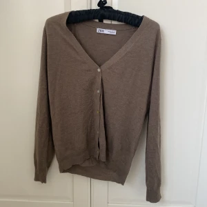 Brun kofta  - Superfin brun kofta från zara i jätteskönt material!! Knappt använd så väldigt fint skick!!💘