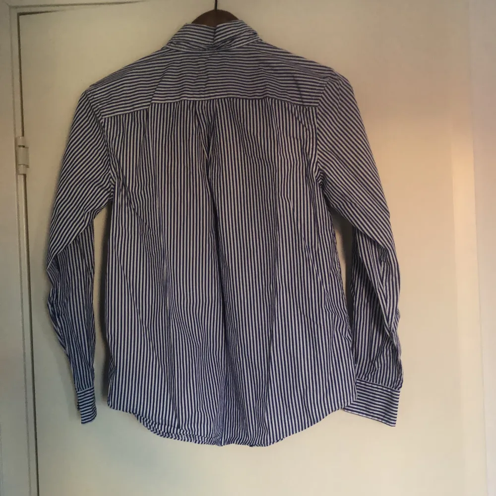 Tjena säljer min randiga blåa Ralph lauren skjorta eftersom den har blivit för liten. Nypris är ca 1000 kr men säljer min för 349 .priset kan diskuteras, skicket är väldigt bra.. Skjortor.