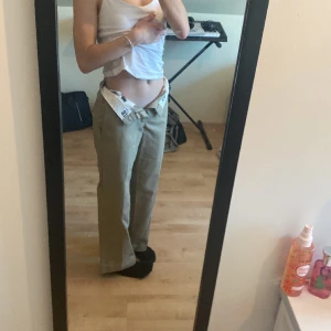 Dickies byxor  - Säljer dessa dickies byxor i storlek w26/L28 säljer pga lite för korta och har ingen användning av de använda ungefär 2 gånger och är i fint sick original pris ca 900kr skriv om ni vill ha fler bilder 