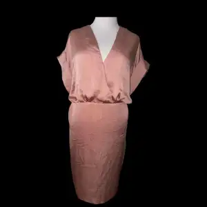 Rosa klänning från by Malene Birger. Väldigt bra skick. Skön och luftig i modellen, samtidigt som den sitter väldigt smickrande.  Kan hämtas hos mig på Östermalm eller skickas. Jag postar snabbt och samfraktar givetvis, så se även mina övriga annonser.