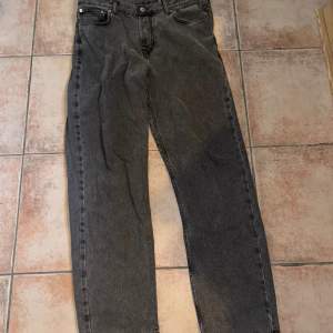 Snygga gråa jeans Strl 32/32 köptes på Junkyard för 849kr. Felfria!