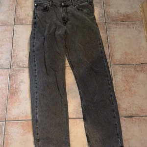 Skater Jeans - Snygga gråa jeans Strl 32/32 köptes på Junkyard för 849kr. Felfria!