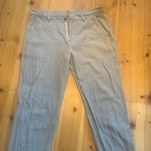 Kostymbyxor  - Gråa kostymbyxor i bra skick Storlek L  100% Cotton  