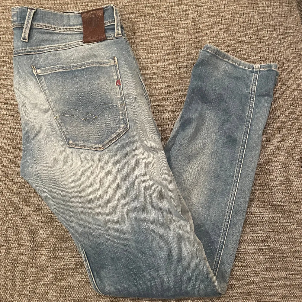 Säljer nu dessa sjukt snygga jeansen från Replay i grymt bra skick. Modellen heter anbass och jeansen är i storlek 33/32. Referens- killen på bilden är 185 och väger 70 kg! Hör gärna av dig vid frågor och funderingar 😃. Jeans & Byxor.