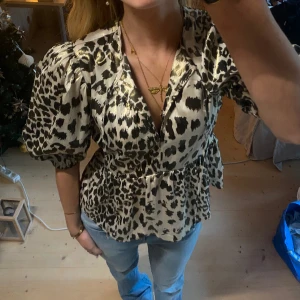 Blus - SUPER snygg och eftertraktad blus från zara, gillar den fortfarande väldigt mycket själv därav priset❣️❣️