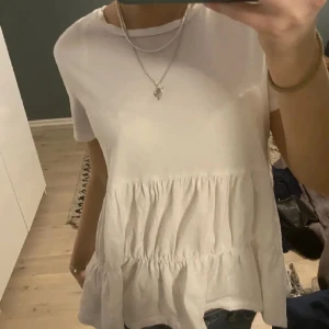 Volang tshirt zara - Gullig volang tshirt från zara🤍🤍