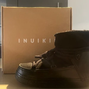 Inuikii skor - Intressekoll på mina fina inuikiis!! Köpta på deras hemsida 2022 och är väldigt bra skick men man ser lite tecken på användning så klart. Ny pris 3645kr Kom med egna prisförslag💞💞