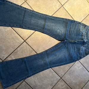 Fina jeans. Säljer på grund av att dom är för stora för mig. De är aldrig använda förutom testade, jättebra skick. Midja: 35,5 cm. Innerben: 77 cm
