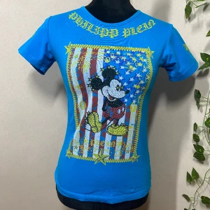 T-shirt med tryck - Säljer en fin t-shirt med ett häftigt tryck på med glitter stenar. Använd fåtal gånger fortfarande i fin skick. Storlek Xs passar även S då det är stretchig material