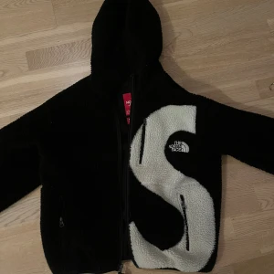 Supreme X North face Jacka - Size S, cond 8/10 använd av mig förra vintern