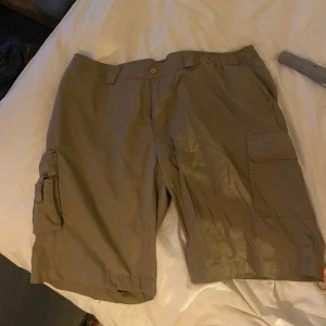 baggy cargo shorts  - cargo shorts. använda några gånger skick 8/10. passar xl-xxl. 
