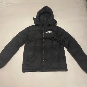 Hoodrich Vinterjacka - Hoodrich Vinterjacka I bra skick, Använt den lite nu under vintern, inga hål eller fläckar, säljer så jag fått en ny vinterjacka. 
