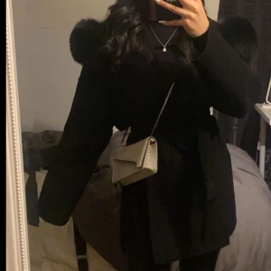 Kappa med päls - En fin kappa med äkta päls köpt på Dennis Maglic. För 3000 kr. Den har äkta päls och är supervarm. Om ni under nåt är det bara att hojta till ❤️