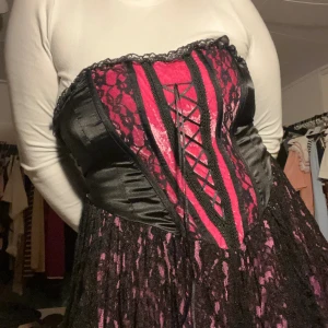 Korsettklänningen  - SÅ FIN!!! Enda axelbandet har lossnat men jag kan sy på det om det önskas! Mycket snyggt utan banden också! Säljes då den är för stor