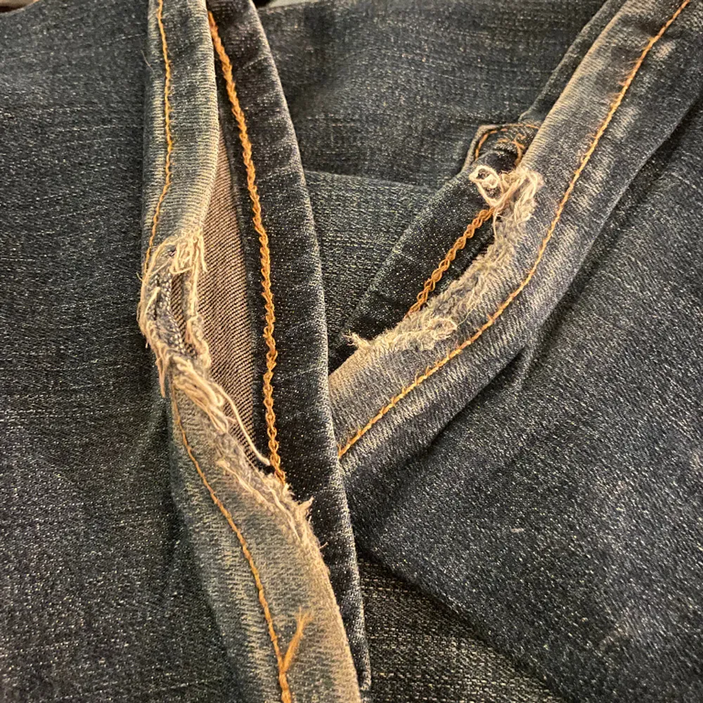 Säljer dessa så sköna jeansen från zara. Lite trasiga längst ner men inget som man tänker på. Annars bra skick!. Jeans & Byxor.