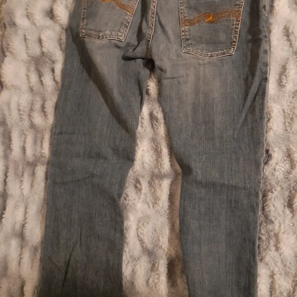 Säljer dessa skit snygga lågmidjade bootcut jeans från nudie jeans som jag köpte från plick, men säljer eftersom att de är lite stora för mig. I bra skick dock är de lite slitna på botten men inget man märker av. Jeans & Byxor.