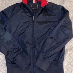 Tommy hilfiger jacka  - Enkelt sagt, används ej då jag har tröttnat på den. Storleken S och jackan är samma skick som en ny  