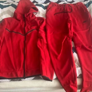Röd Nike tech fleece röd - Använd ett par gånger hoodien är S och byxorna är M