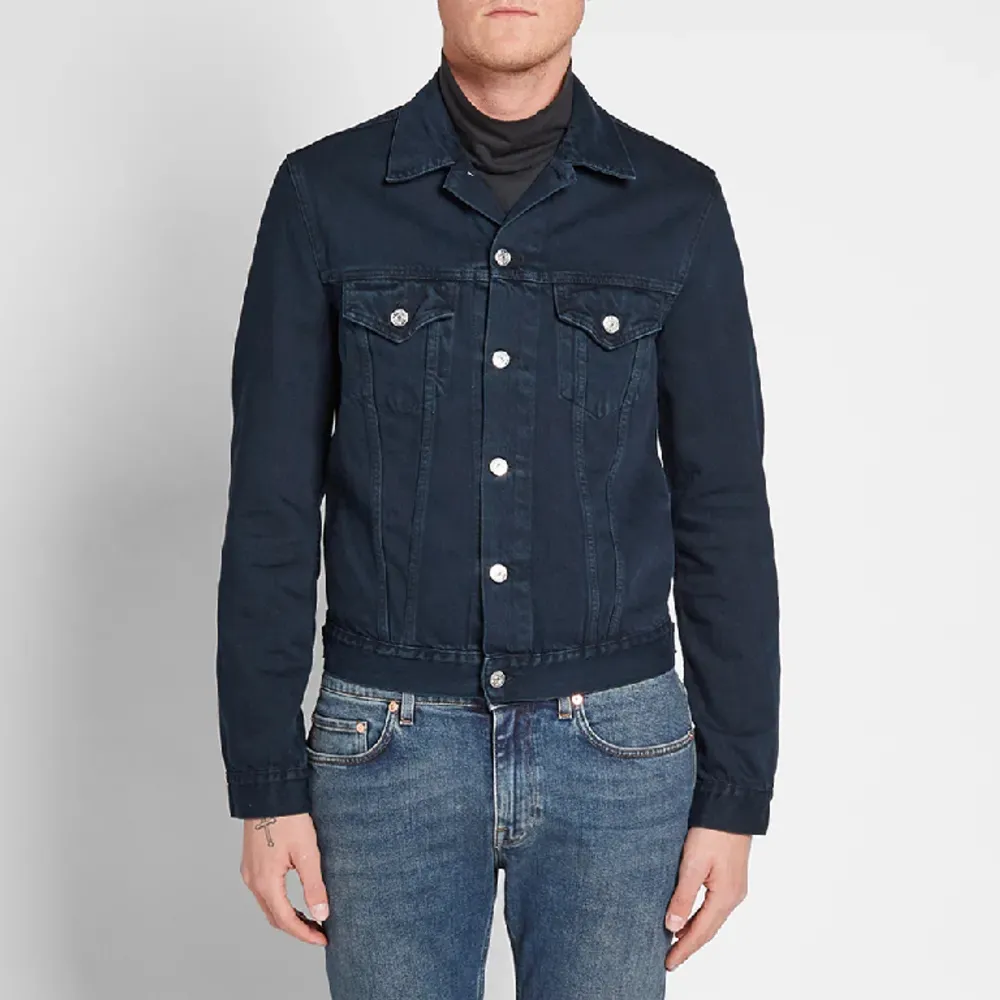Acne studios jeans jacka i storlek 48/M men passar bra S rätt så cropped med långa ärmar. . Jackor.