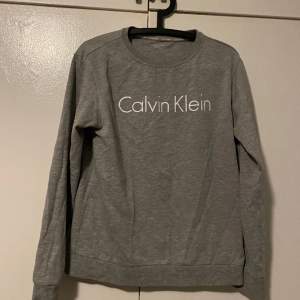 Tjena. Säljer min Calvin Klein tröja i super fint skick. Inga skador eller fläckar på den. Passar 170