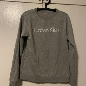 Calvin klein tröja  - Tjena. Säljer min Calvin Klein tröja i super fint skick. Inga skador eller fläckar på den. Passar 170