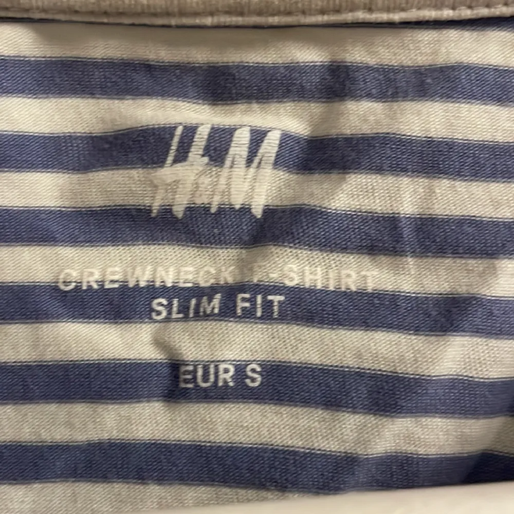 Stilren randig t-shirt från H&M. Storlek S. Köp flera varor av mig och få riktigt feta paketpris!  Fråga gärna om du undrar något!. T-shirts.