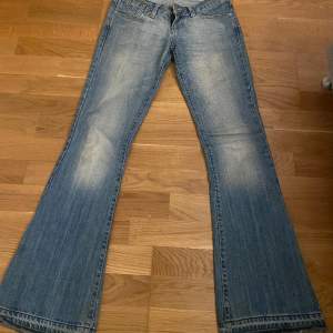 Ett par super snygga jeans i en fin ljusblå tvätt🩵midjemått: 38cm(tvärsöver) innerbenslängd: 83cm💕