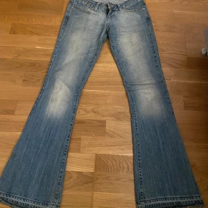 Vintage jeans  - Ett par super snygga jeans i en fin ljusblå tvätt🩵midjemått: 38cm(tvärsöver) innerbenslängd: 83cm💕