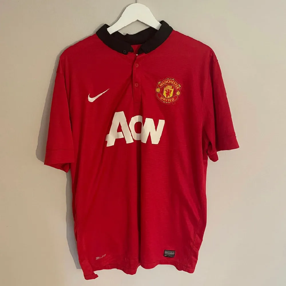 Manchester Uniteds officiella hemmatröja från 2013 i nästintill perfekt skick.. T-shirts.