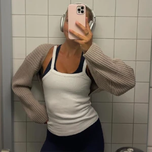 H&M Bolero - Säljer denna superfina bolero, storlek XS från H&M (slutsåld). Passar även S. Endast använd fåtal gånger så i bra skick! Jag säljer den ljusbruna/beiga på första bilden (lånad bild). 