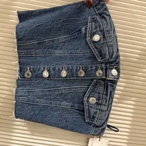 Säljer min väldigt snygga jeans topp!! säljer pga att den var för liten i bysten på mig och går ej att skicka tbx…. ny pris 299
