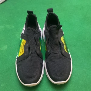 Skor - Svarta skor storlek 39 har bra användning till joggning.