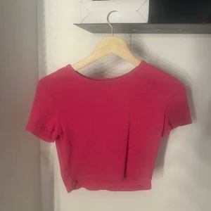 Rosa kort t shirt - Säljer nu min rosa fina croppade topp från Zara. Använd men i fint skick. Känner inte att jag får användning av den längre. Storlek xs Passar till det mesta!💗 