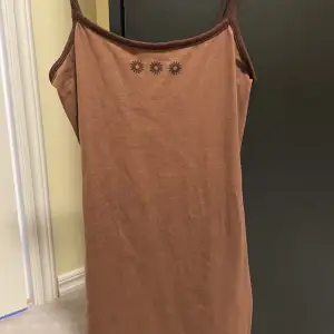 Fin brun klänning som inte kommer tills användning