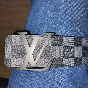 LV Bälte  - Tjena! Säljer mitt oanvända LV bälte då jag inte har någon användning av det längre. 
